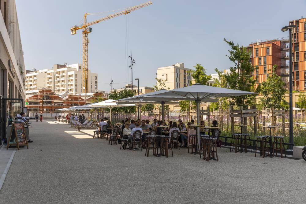Terrasses des restaurants donnant sur la Place de la Charte des Libertés Communales