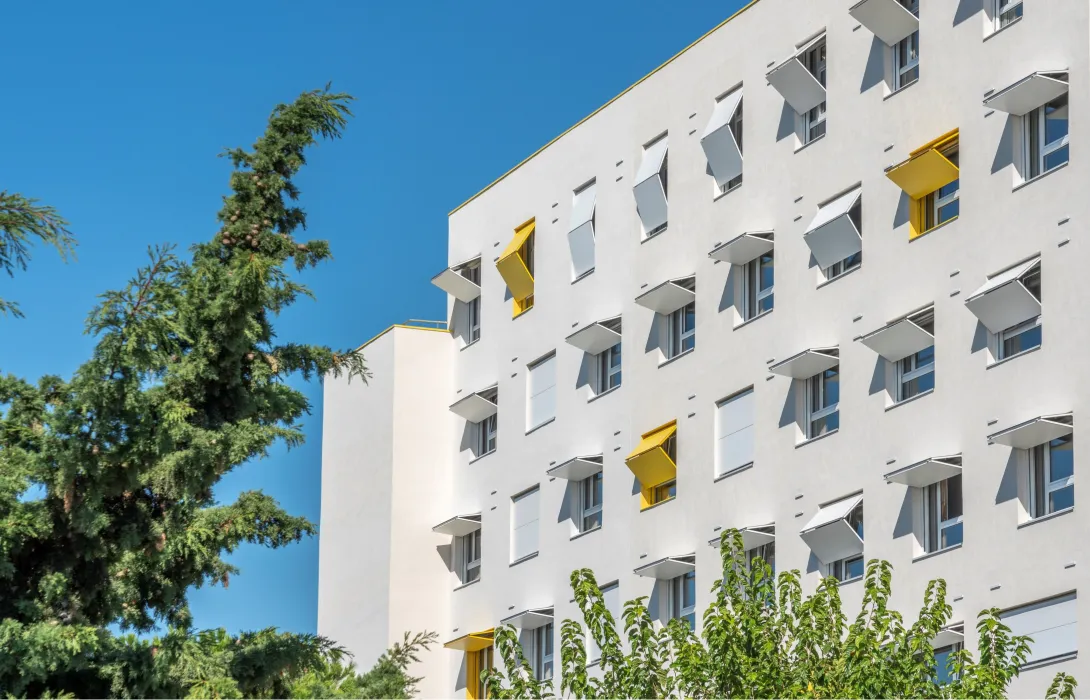 Façade Sud - brise soleil relevables