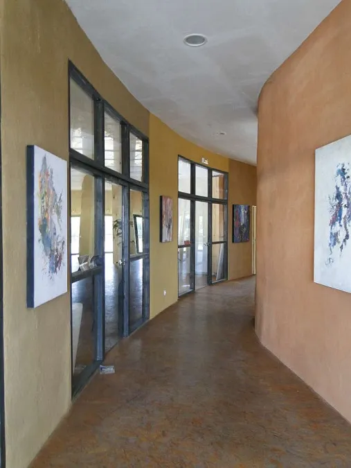 Ambiance intérieure - cloisons courbes en blocs de chaux-chanvre, enduits terre et plâtre