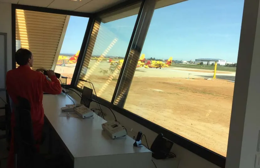 Fenêtres épaisses pour isolation acoustique - Vue sur la piste aéroportuaire