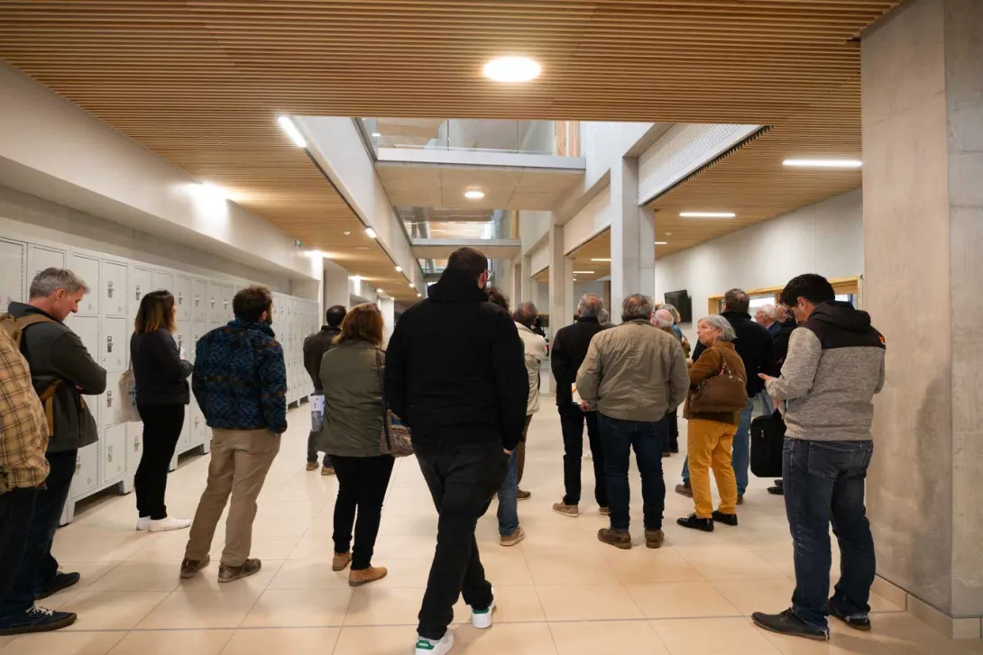 Dans la rue intérieure du collège, constituée de 2 grands voiles centraux en béton pour le contreventement