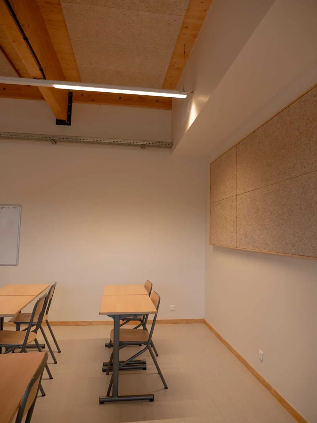 Panneaux acoustiques en plafond et murs d'une salle de classe